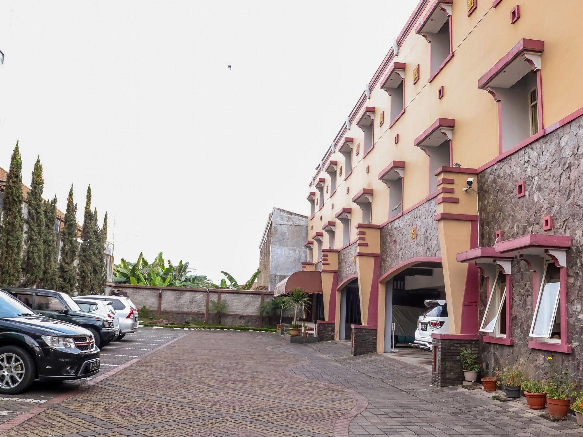 Hotel Nida Sukajadi Railway Station Cibogo 3*
